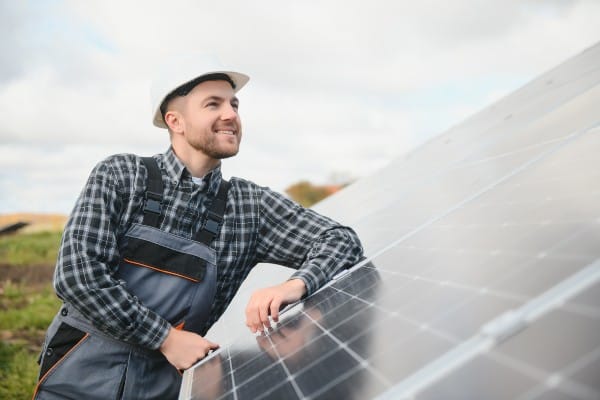 un ouvrier de la centrale solaire