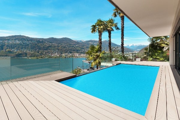 architecture vue sur la piscine