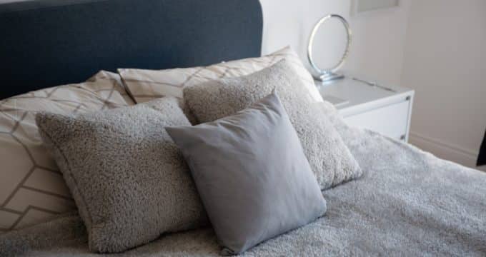 oreillers sur le lit