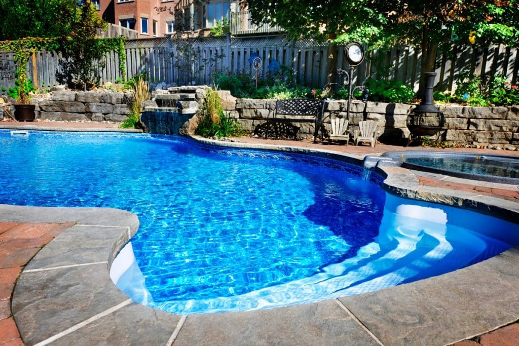 piscine avec cascade