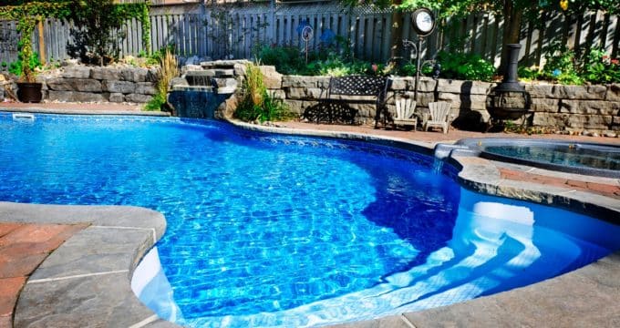 piscine avec cascade