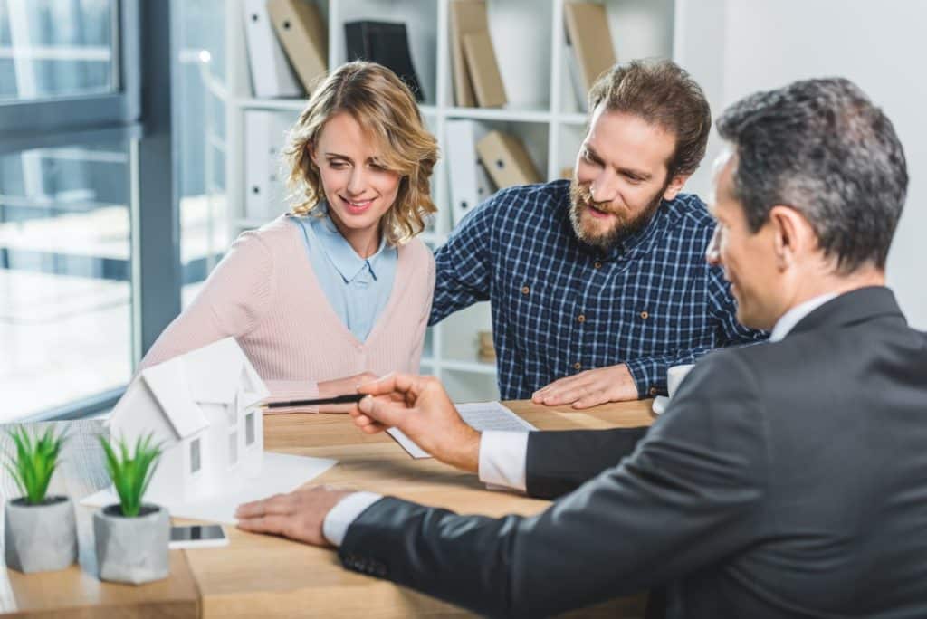 agent immobilier avec des clients