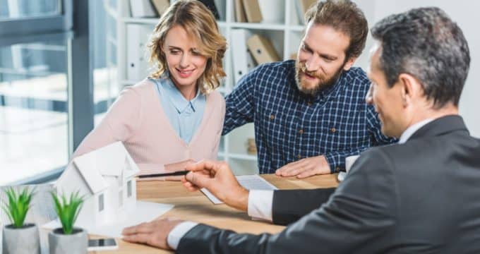 agent immobilier avec des clients