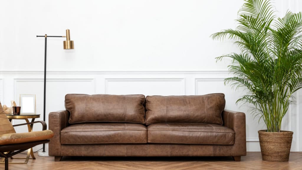 Canapés en cuir vs en tissu : lequel choisir pour votre intérieur ?