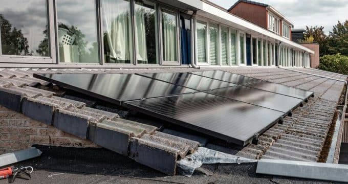 maison avec panneaux solaires