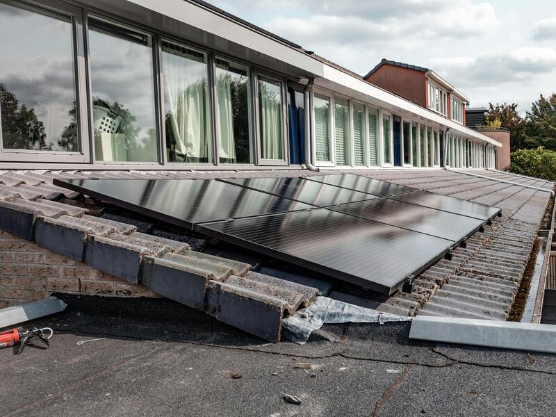 maison avec panneaux solaires