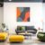 Intérieur salon avec canapé gris, fauteuils jaune et vert