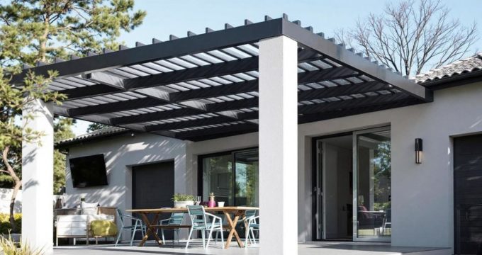 Espace extérieur avec table en bois, chaises et structure métallique
