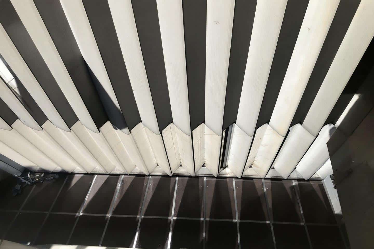 Vue rapprochée de touches de piano blanches et noires