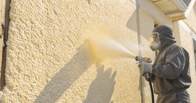 découvrez les avantages et limites de l'isolation par projection de mousse polyuréthane. apprenez comment cette technique peut améliorer le confort de votre habitat tout en considérant ses contraintes et son applicabilité. une lecture essentielle pour un choix éclairé en rénovation énergétique.
