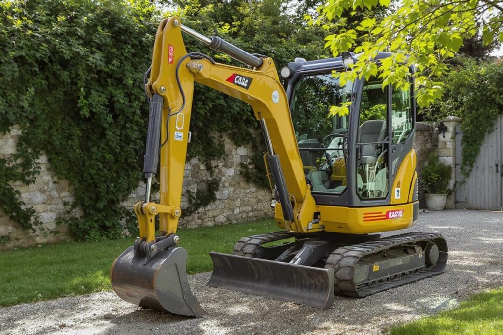 mini pelleteuse dans un jardin