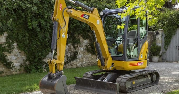 mini pelleteuse dans un jardin