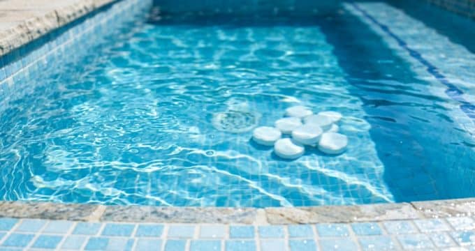 découvrez comment utiliser la javel efficacement pour garder votre piscine propre, désinfectée et saine tout au long de la saison estivale.