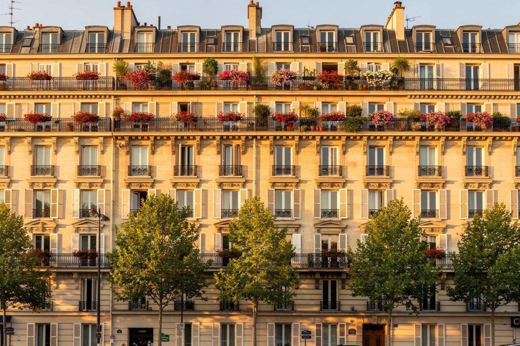 Façade d'un immeuble haussmannien avec balcons en fer forgé dans le 16e arrondissement de Paris