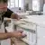 Artisan contrôlant les différentes couches d’un matelas dans un atelier de fabrication